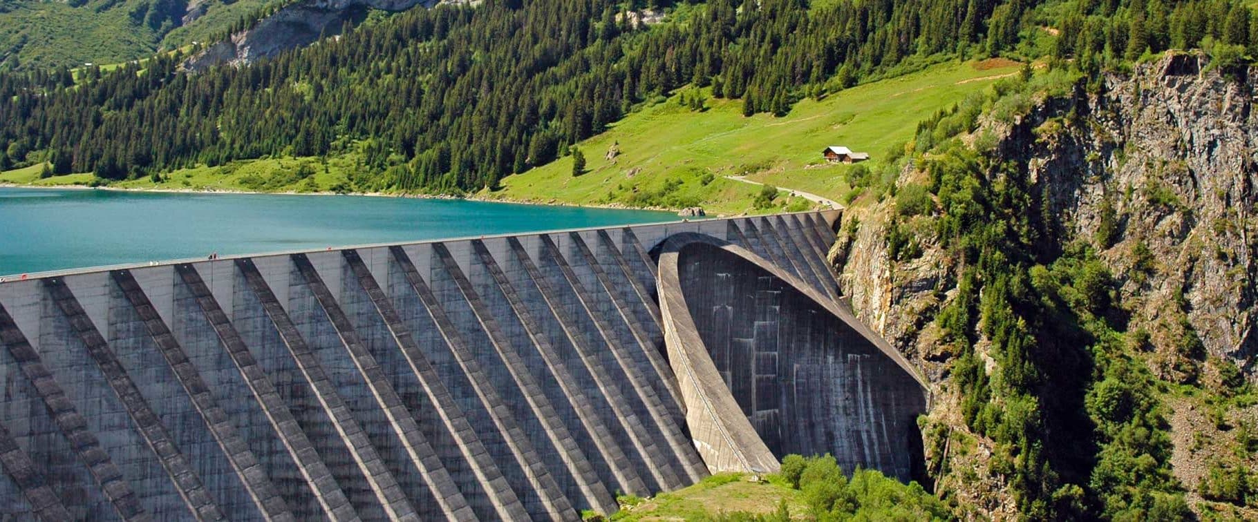 Vue sur le barrage de Roselend et son lac de retenue au coeur du Beaufortain en Savoie