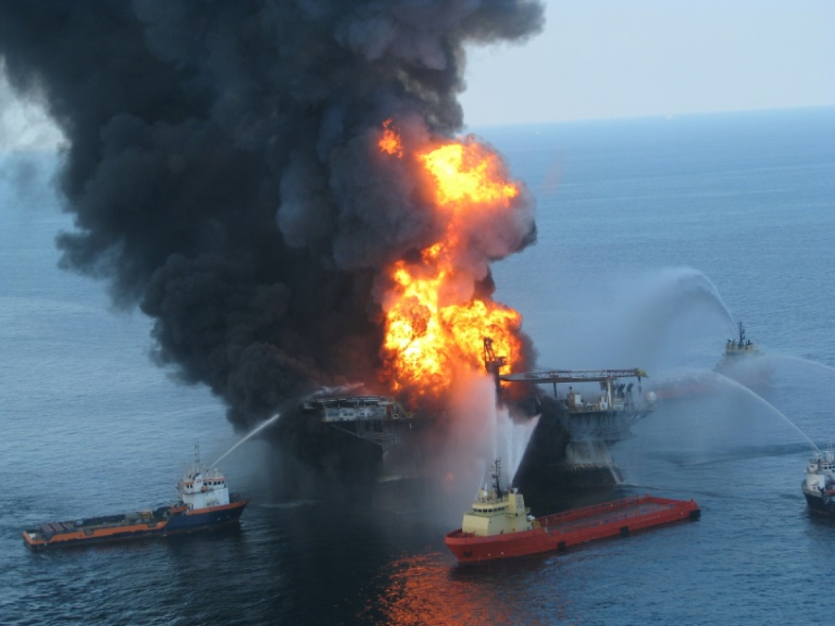 Plateforme pétrolière offshore Deepwater Horizon en feu dans le golfe du Mexique