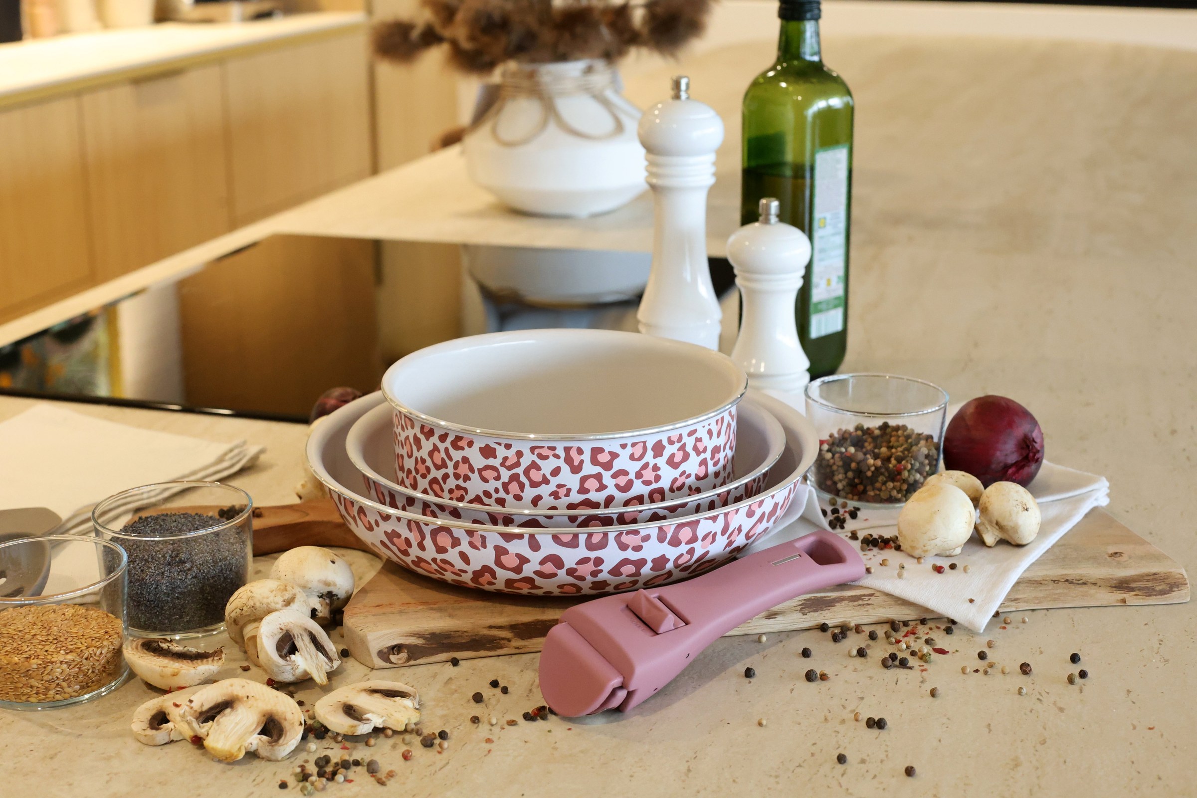 Idées cadeaux pour une cuisine équipée : ustensiles et accessoires utiles posés sur un plan de travail
