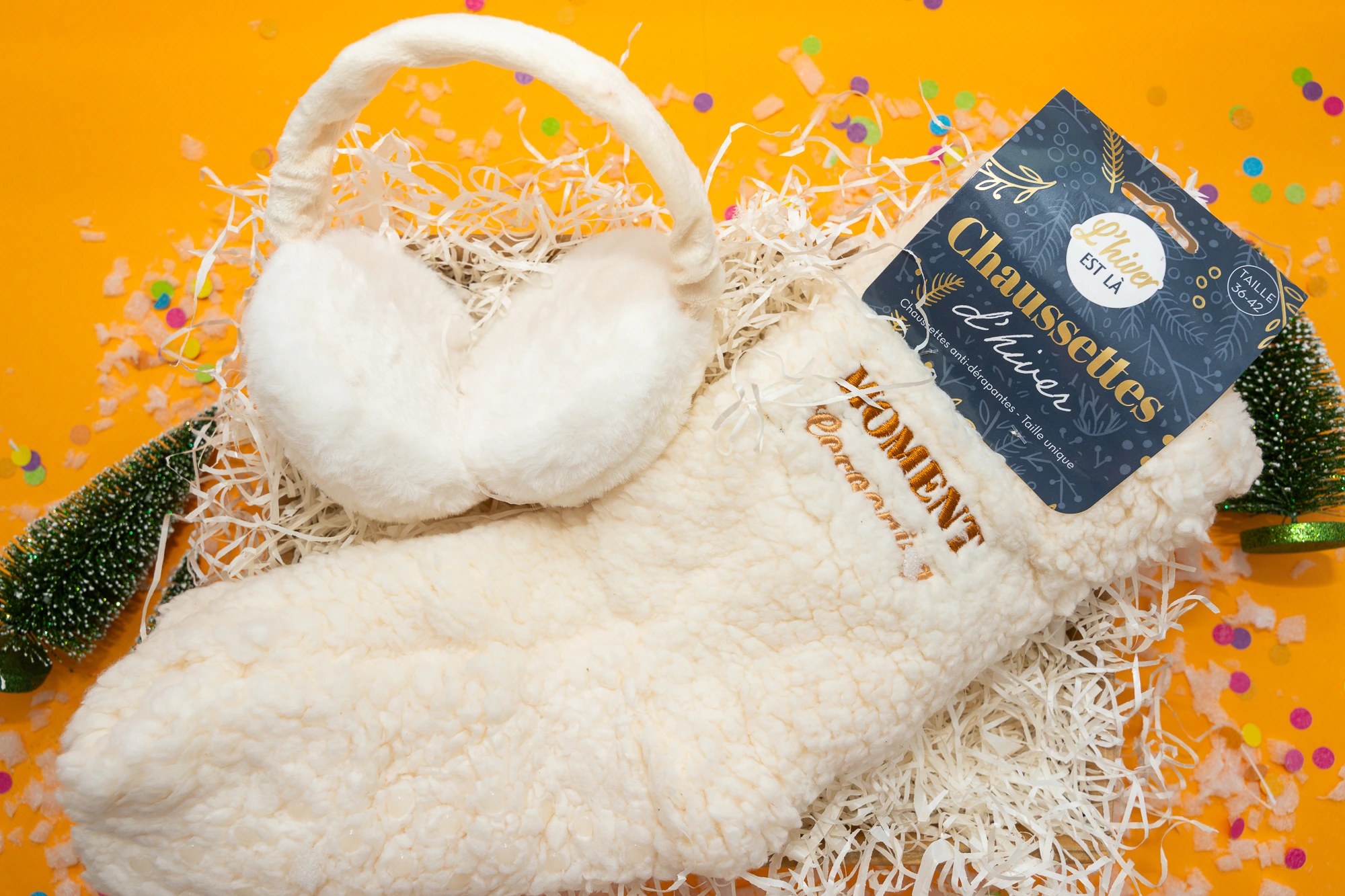 Sélection de cadeaux cocooning pour l'hiver : plaid douillet, bougie parfumée et chaussettes chaudes