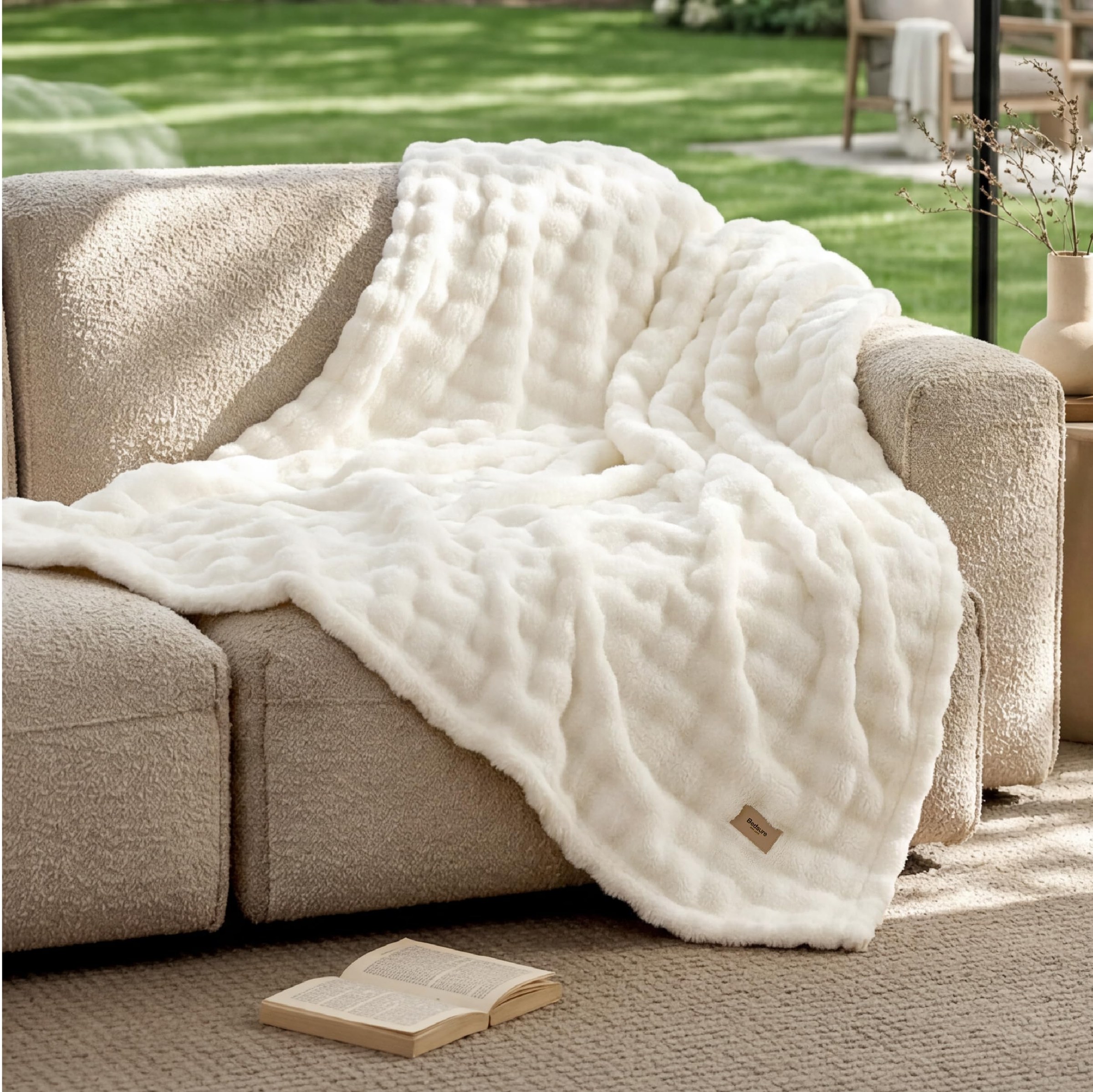 Cadeaux textiles pour la maison avec plaid et coussins décoratifs pour le salon