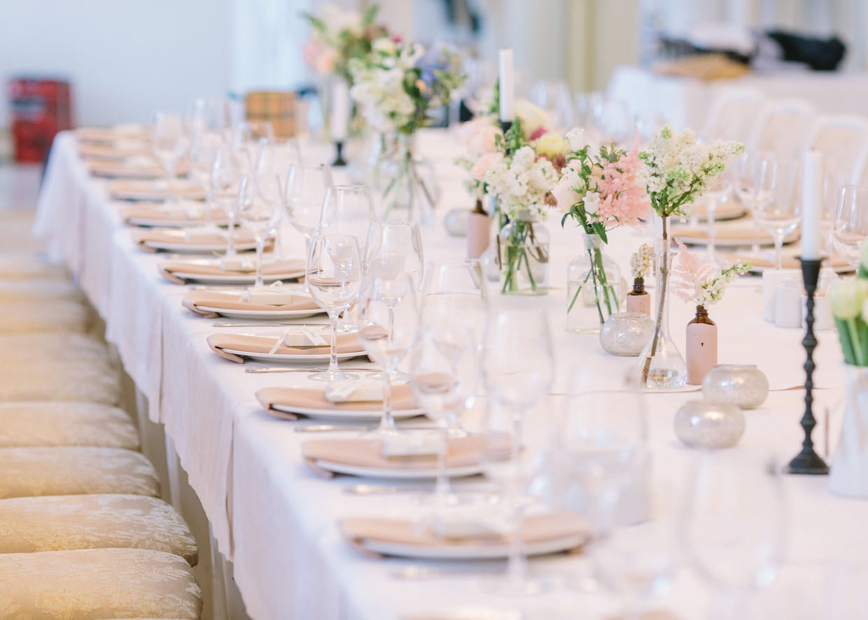 Coffret cadeau déco de mariage avec vase en céramique et bouquet de fleurs séchées posé sur une table