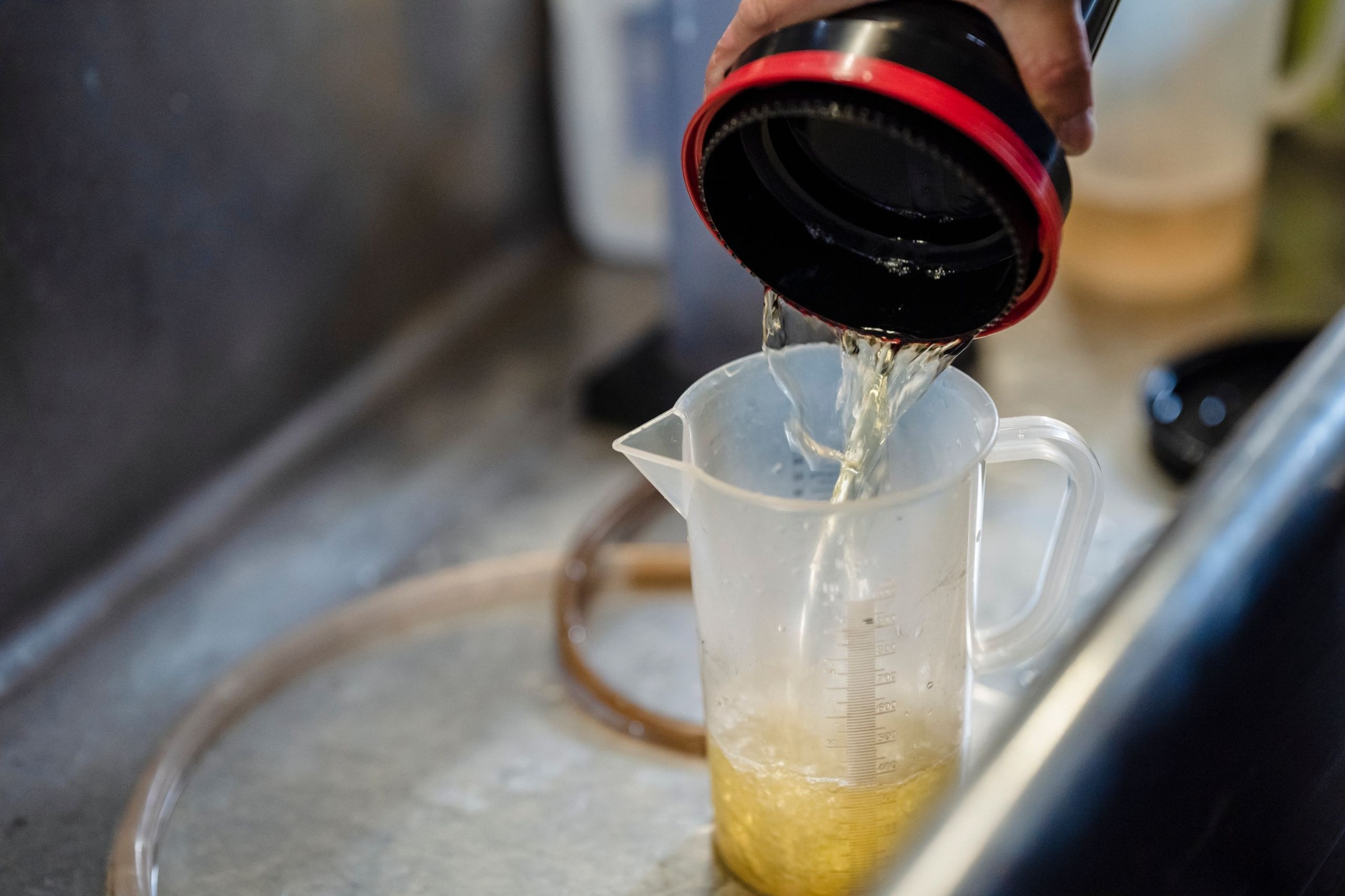 Verre doseur gradué rempli jusqu'à la graduation 25 cl, soit 250 ml