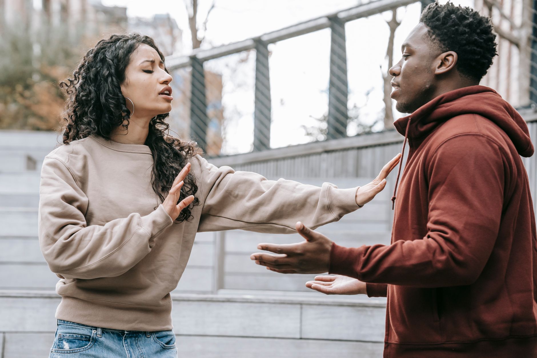 Femme restant calme et distante face à un homme manipulateur lors d'une dispute de couple